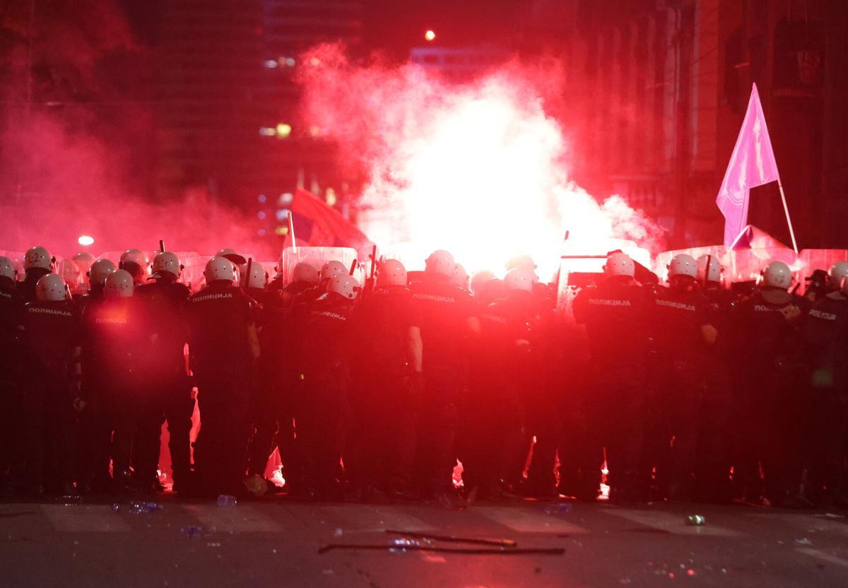 Manifestantes lanzan proyectiles a la policía antidisturbios tras una concentración de estudiantes en Belgrado.