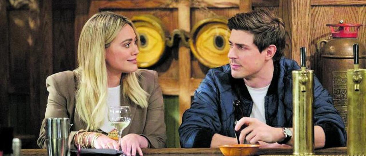 Sophie (Hilary Duff) i Jesse (Chris Lowell) en un fotograma de la sèrie