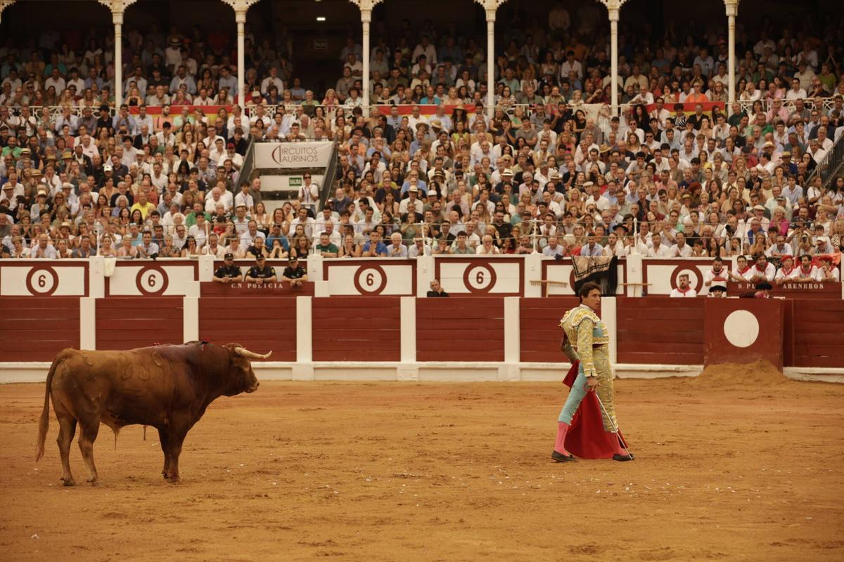 La plaza de toros de Gijón llena de público durante la Feria de Begoña del pasado verano.