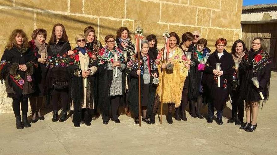 Tres momentos de la celebración de santa Águeda en Madridanos.