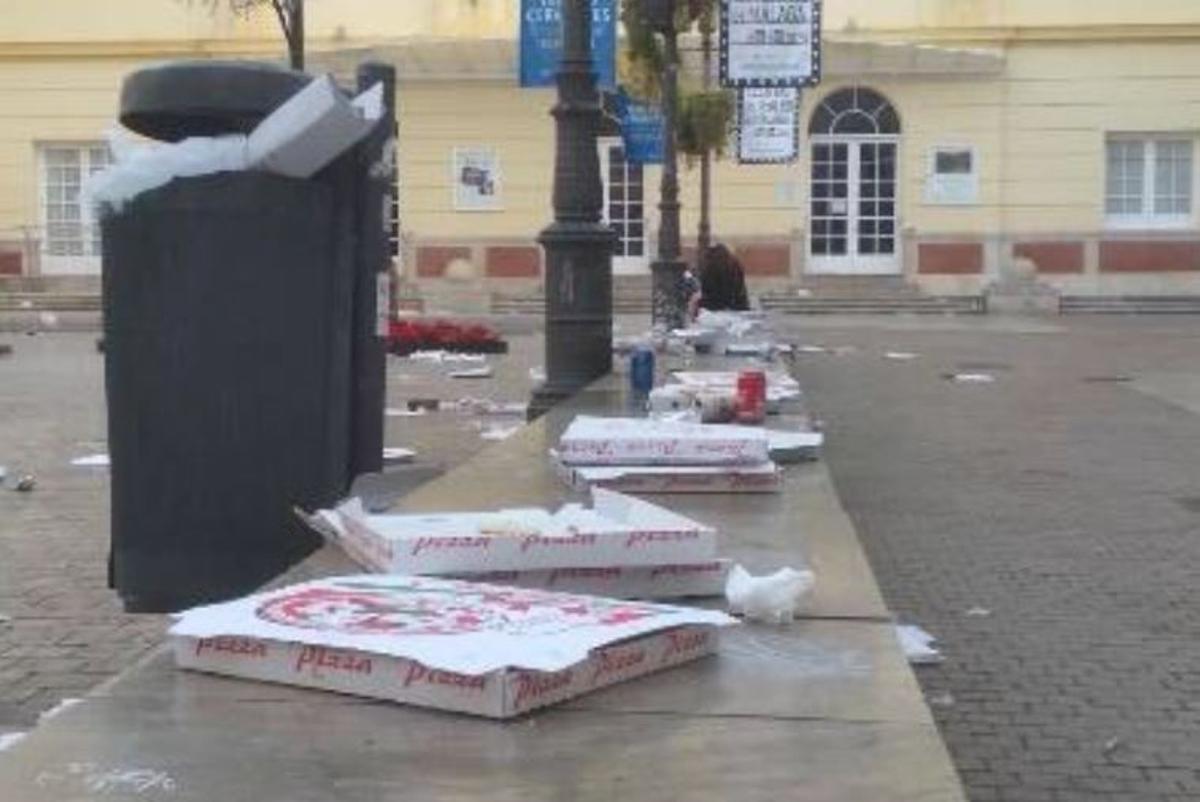 Restos de comida en el banco de la plaza del Teatro Cervantes.
