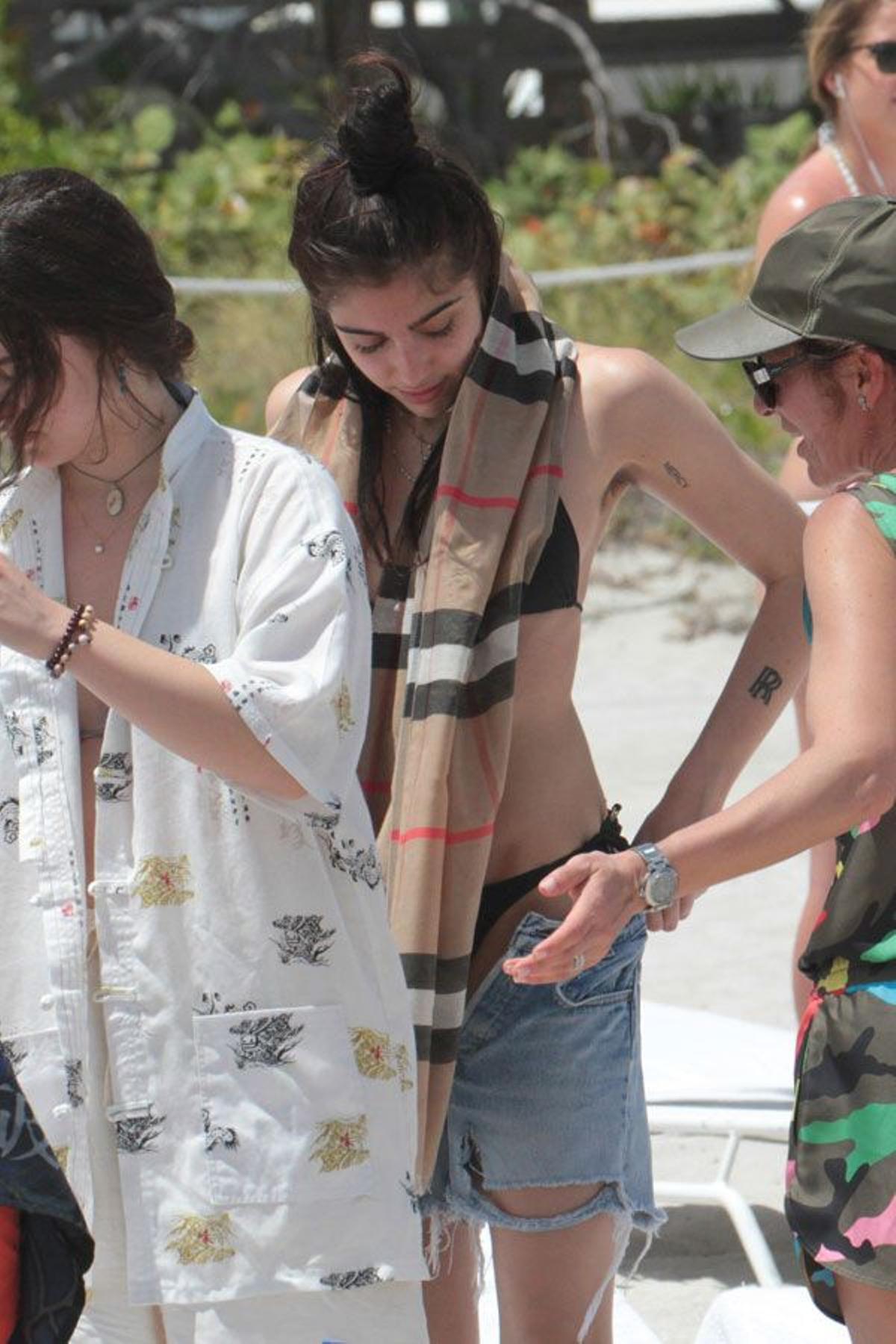 La hija de Madonna con pañuelo en la playa