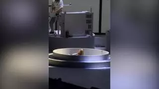 El momento en que Amaia Montero queda atrapada en una plataforma y sigue cantando
