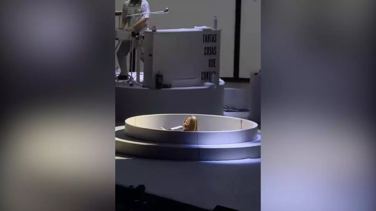 El momento en que Amaia Montero queda atrapada en una plataforma y sigue cantando