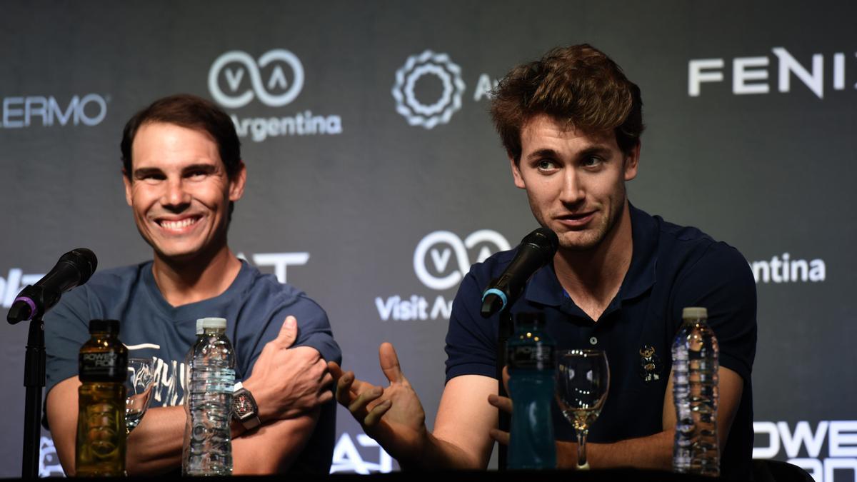 Rafa Nadal y Casper Ruud, en la rueda de prensa previa a su exhibición en Buenos Aires
