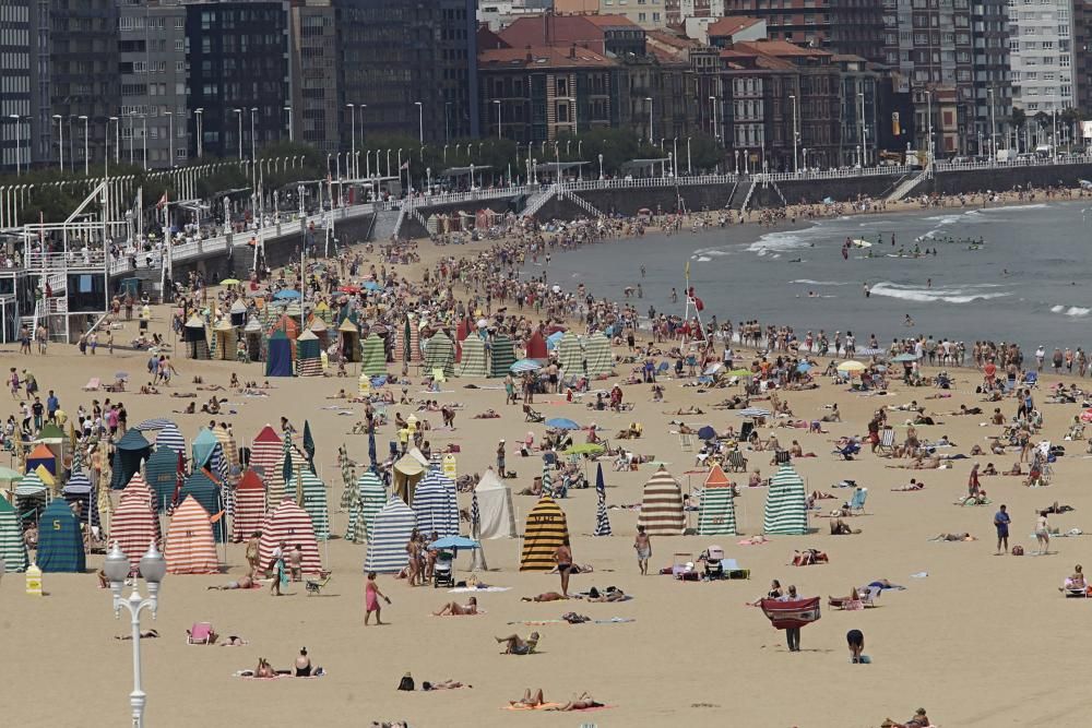 Playa de San Lorenzo con Sol y calor