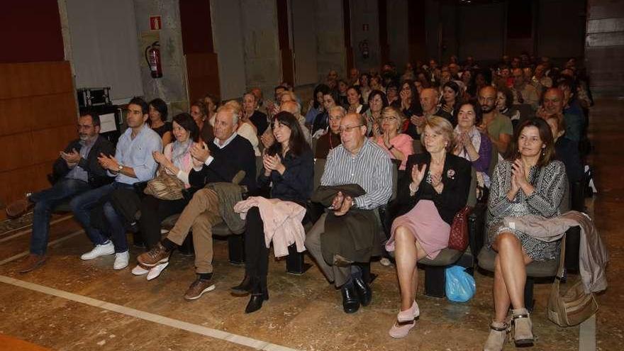 Público que asistió ayer a la charla del Club Faro, en el Auditorio Municipal do Areal. // Ricardo Grobas