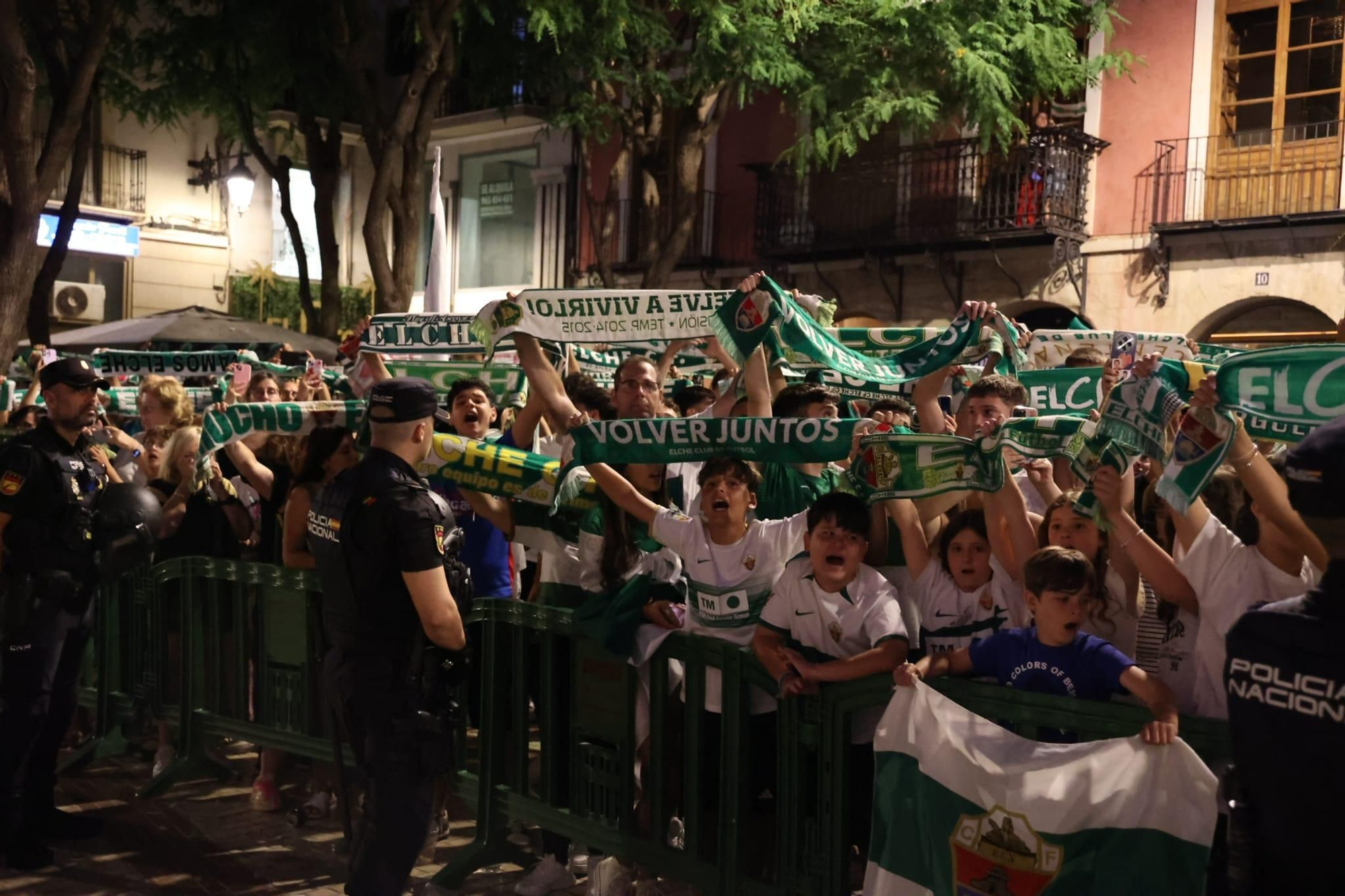 El Elche CF celebra el ascenso a Primera con una rúa en autobús hasta la Plaça de Baix