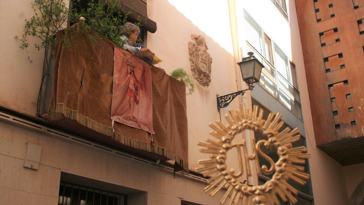 La presidenta de la Archicofradía de Jesús Resucitado siguió la procesión desde el balcón de su casa por una indisposición.