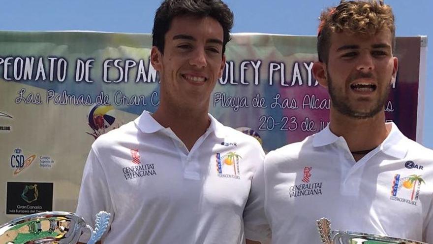 Roberto San Félix y Pablo Pérez con el trofeo de tercer clasificado en el Campeonato de España sub21