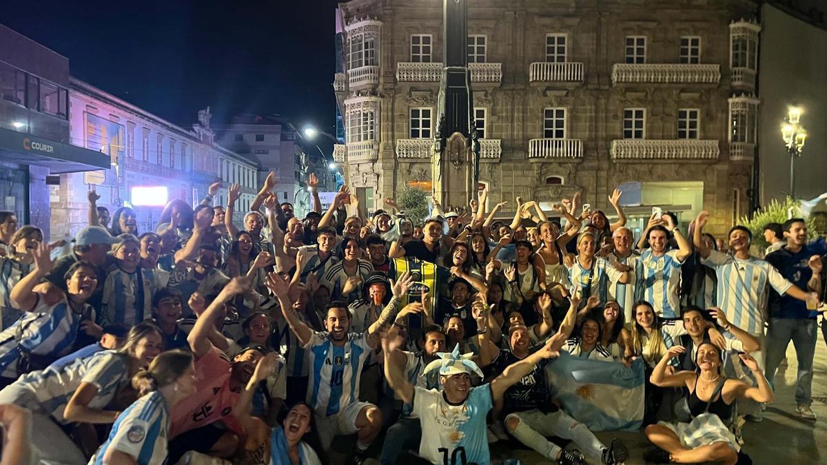 Aficionados argentinos celebran en Vigo la victoria de la albiceleste en cuartos de final ante Suiza