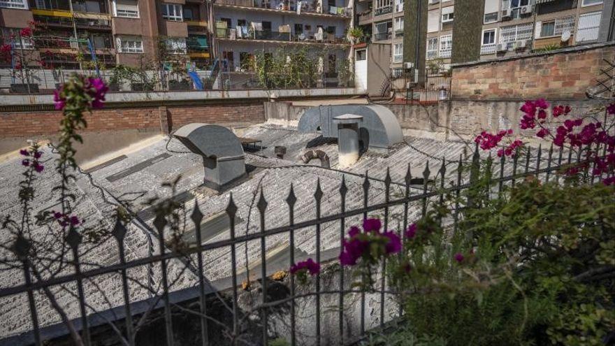 Desde el patio de Fratini se puede ver parte de la nave ocupada por el obrador y el nivel de decibelios es mayor.