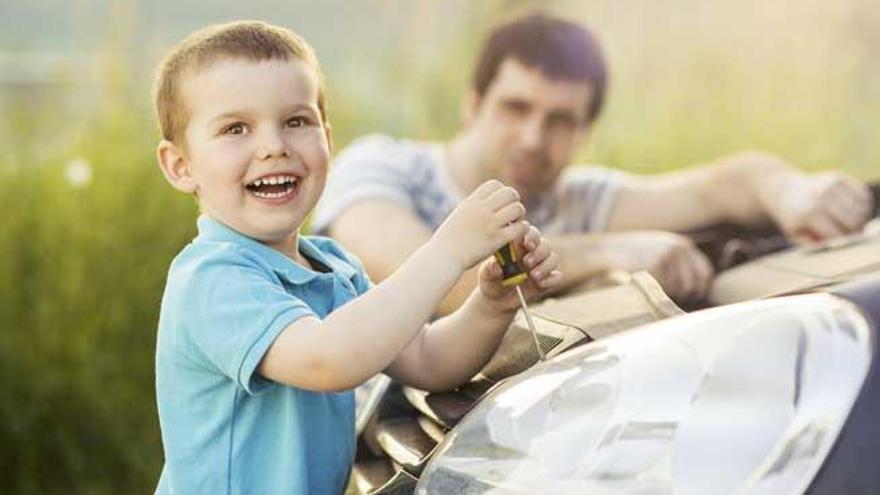 Un niño, junto a su padre disfrutando del tiempo libre.