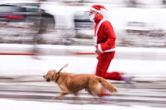Un corredor vestido de Santa Claus en la carrera solidaria para recaudar fondos para familias necesitadas disputada en Pristina