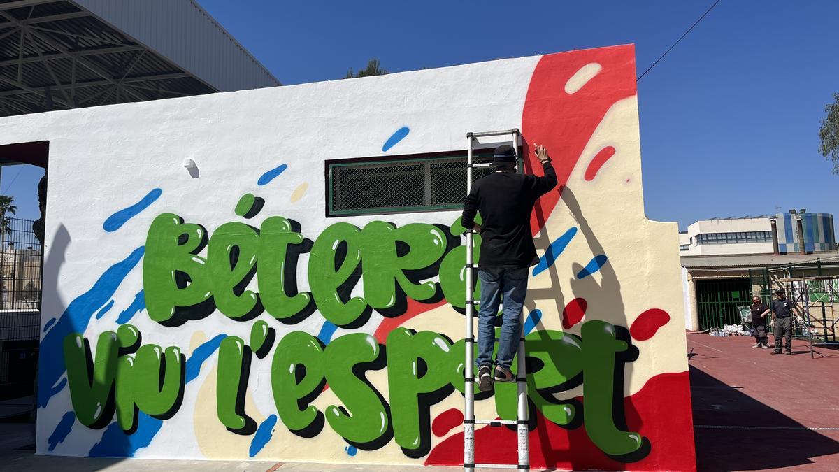 Bétera apuesta por el arte urbano con el nuevo grafiti del polideportivo