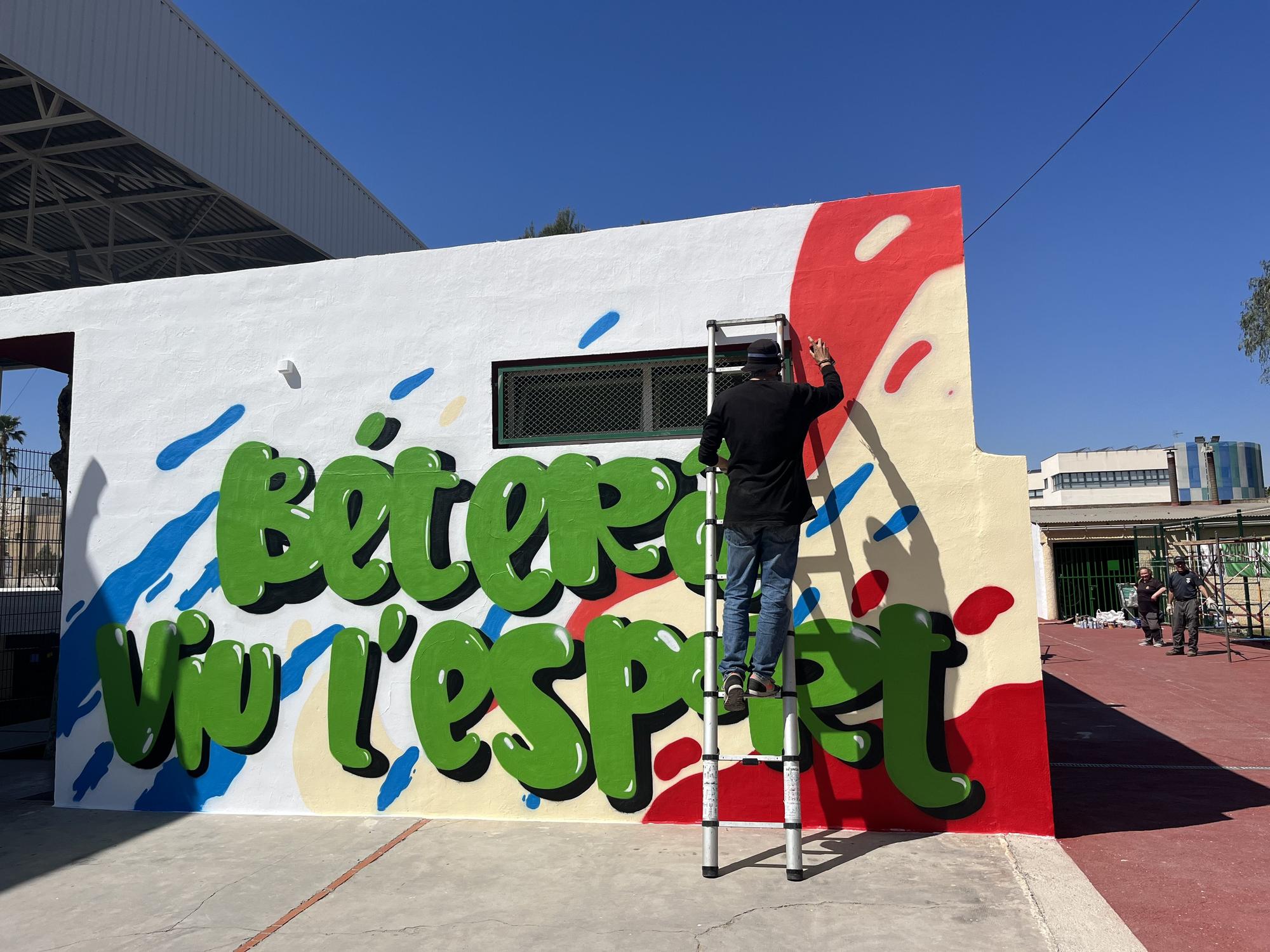 Bétera apuesta por el arte urbano con el nuevo grafiti del polideportivo