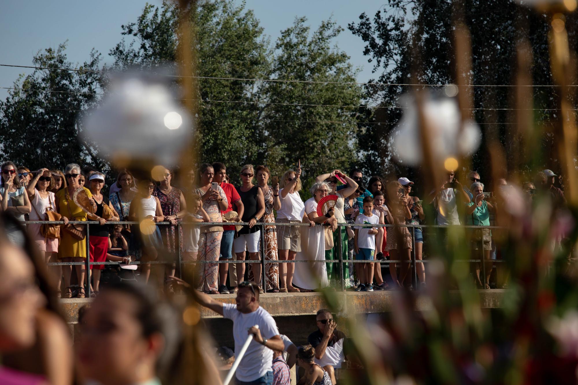 Así ha sido la romería en barca del Cristo de la Salud de El Palmar