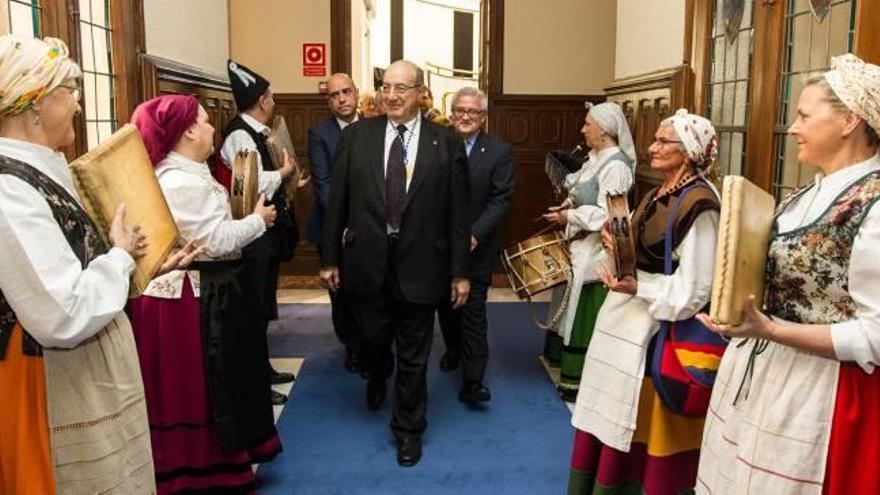 La música y el colorido de las diversas casas regionales amenizaron el acto.