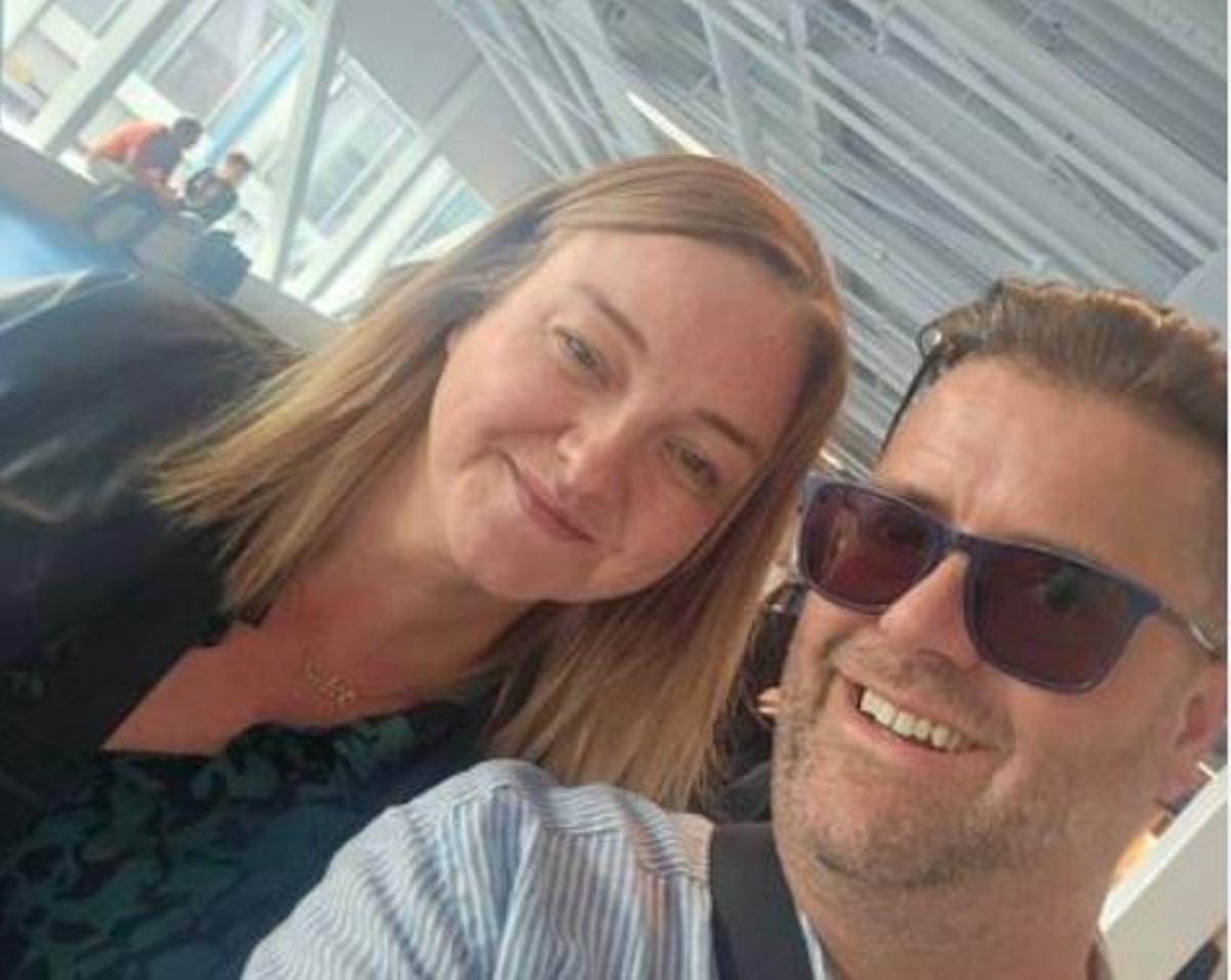 La pareja hizo escala en Amsterdam para que el vuelo fuera más económico