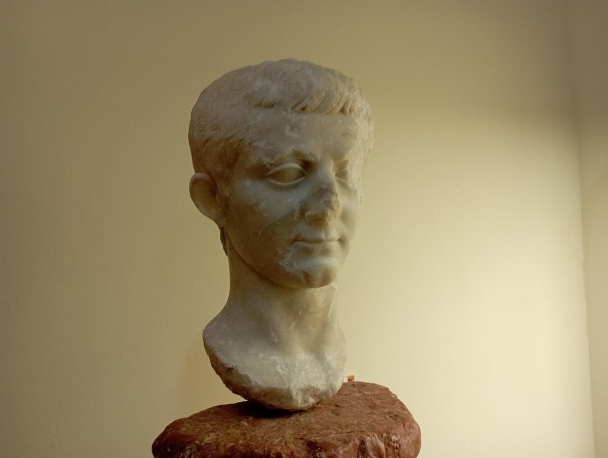 Busto del emperador Tiberio, localizado en la ciudad romana del Cortijo del Tajo, de la que se desconoce aún el nombre.