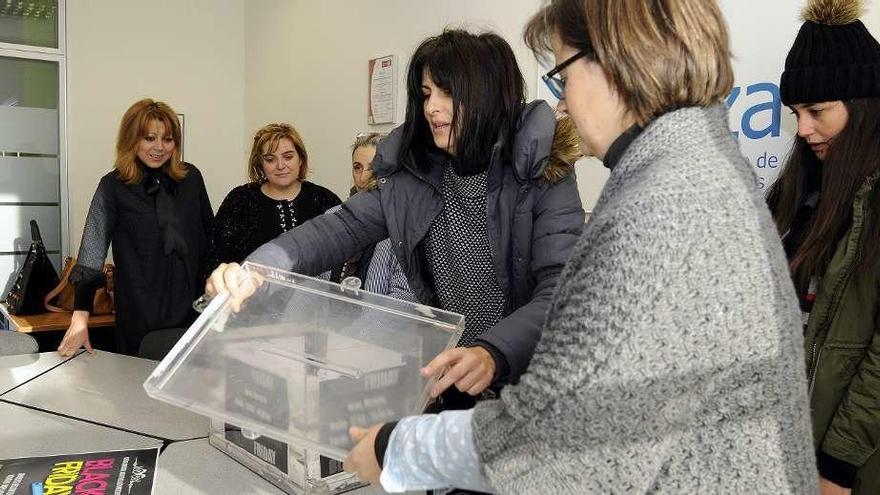 El sorteo tuvo lugar ayer por la tarde en la sede de la AED entre los tiques de compra que habían sido depositados en la urna colocada el viernes en la Praza da Igrexa de Lalín. // Bernabé/Javier Lalín