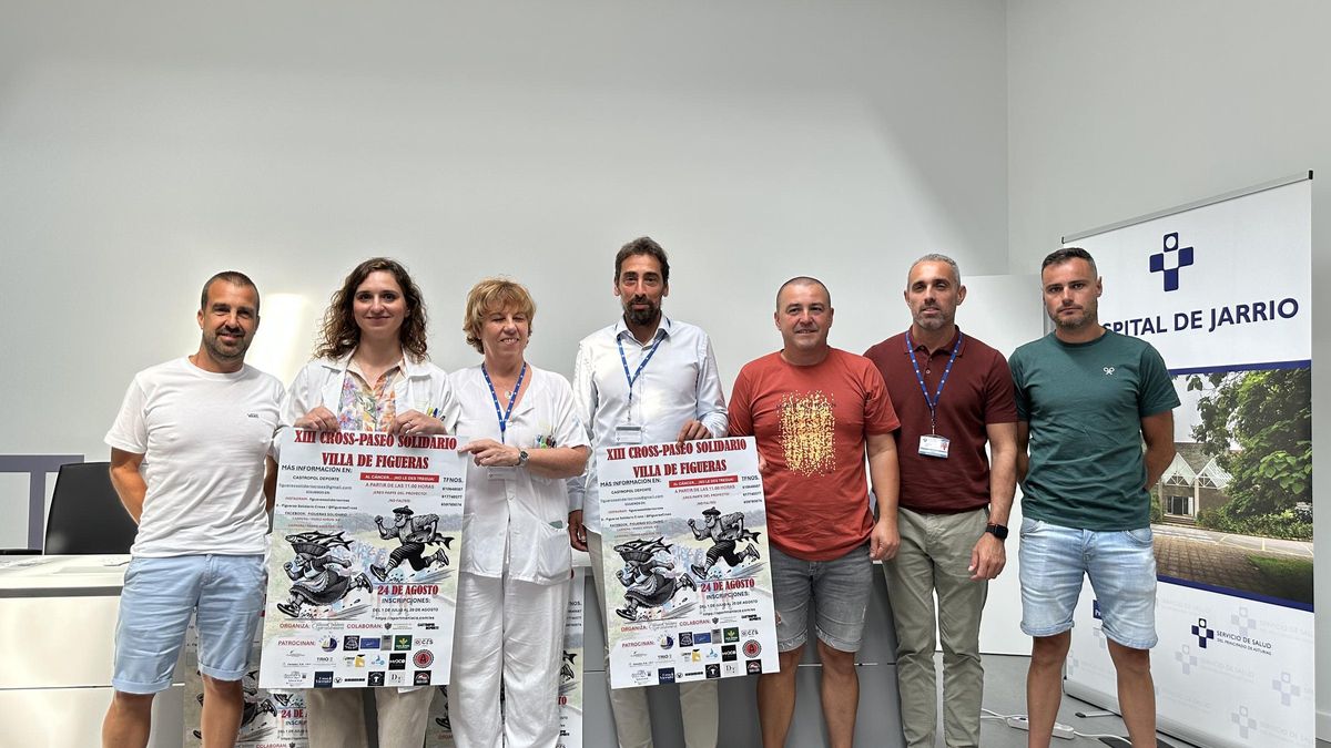 Por la izquierda, José Manuel Álvarez, Elena Pardellas, Sandra Huerta, Pedro Jiménez, Manuel Guerra, Roberto Ferrero y Sergio Fernández, con los carteles del cross solidario que se celebrará en Figueras.