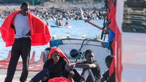 Escoltan a un cayuco con 23 migrantes al puerto de Los Cristianos (Tenerife).