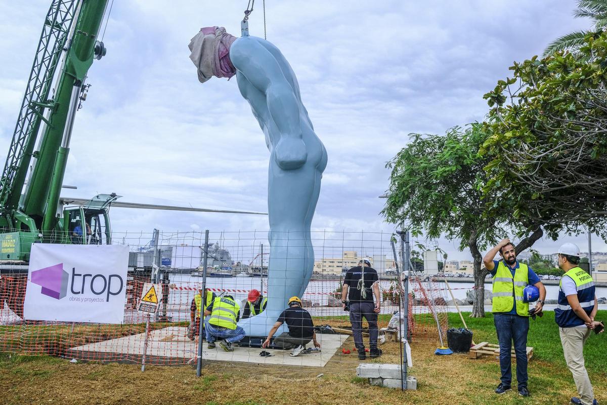 Trabajos de instalación, el pasado 2 de octubre, de la escultura en la plaza de Canarias.