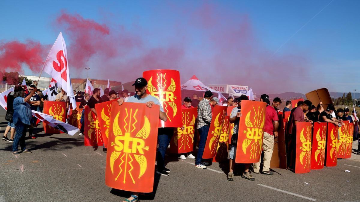 Trabajadores de los complejos de refinamiento de Repsol y Asesa en Tarragona, manifestándose este miércoles.
