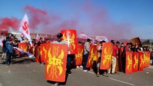 Trabajadores de los complejos de refinamiento de Repsol y Asesa en Tarragona, manifestándose este miércoles.