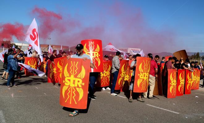El sindicato de la refinería en Tarragona: "No imaginamos a trabajadores de 65 años subiendo escaleras de gato de 30 metros"