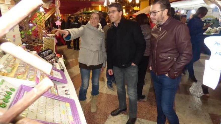 El alcalde, al centro, ayer durante la visita de ayer por la tarde al renovado Mercat de Reis.