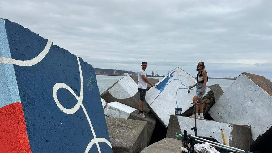 El paseo del dique de Santa Catalina en Gijón lucirá más arte con la ampliación del mural "Xixón ye marineru"