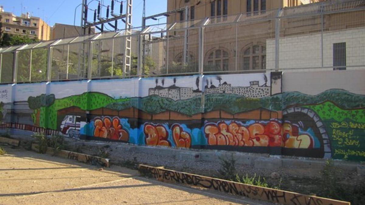 Imagen del muro de la Torrassa donde Endesa ha dejado dibujar a adolescentes del barrio