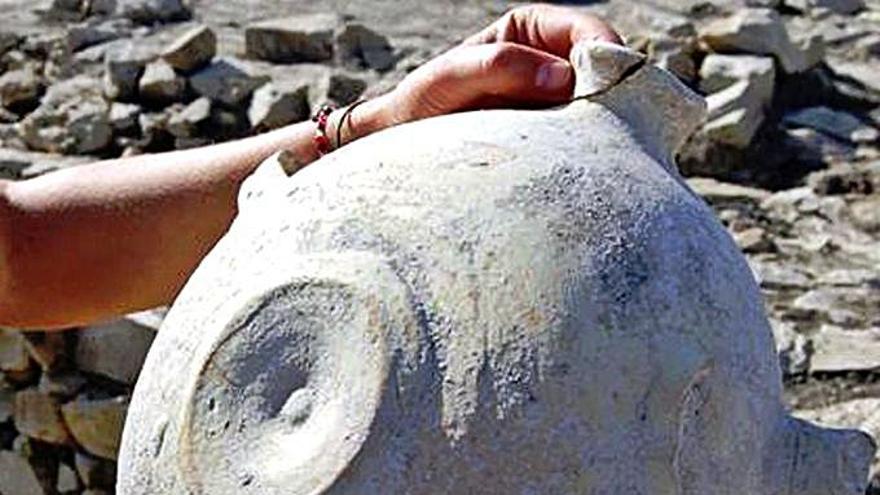 Cantimplora de cerámica encontrada en la casa.