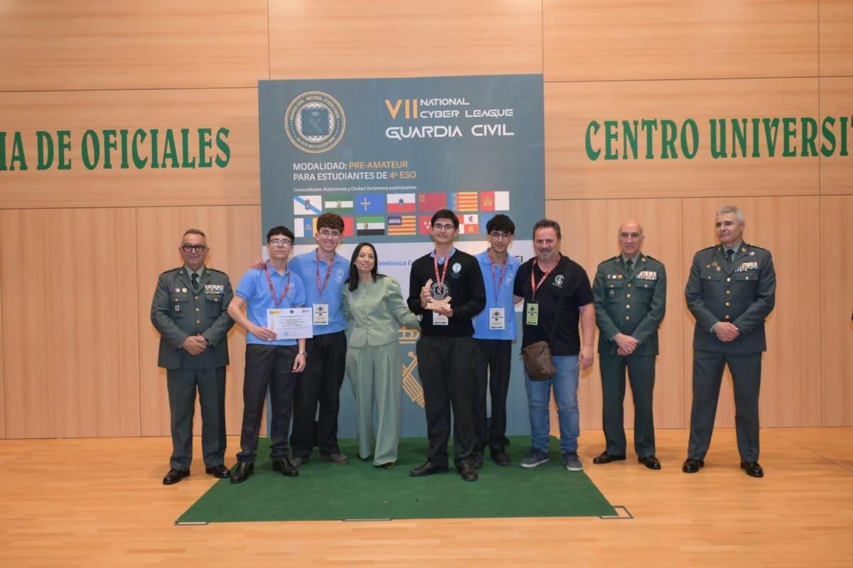 El colegio San VIcente de Paúl recoge el premio de ganador de la VII Ciberliga pre-amateur de la Guardia Civil.