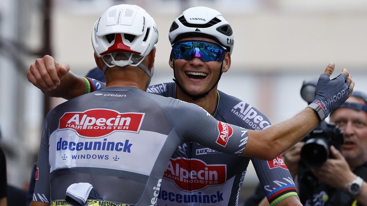 Van der Poel celebra su triunfo de etapa con un compañero este domingo.
