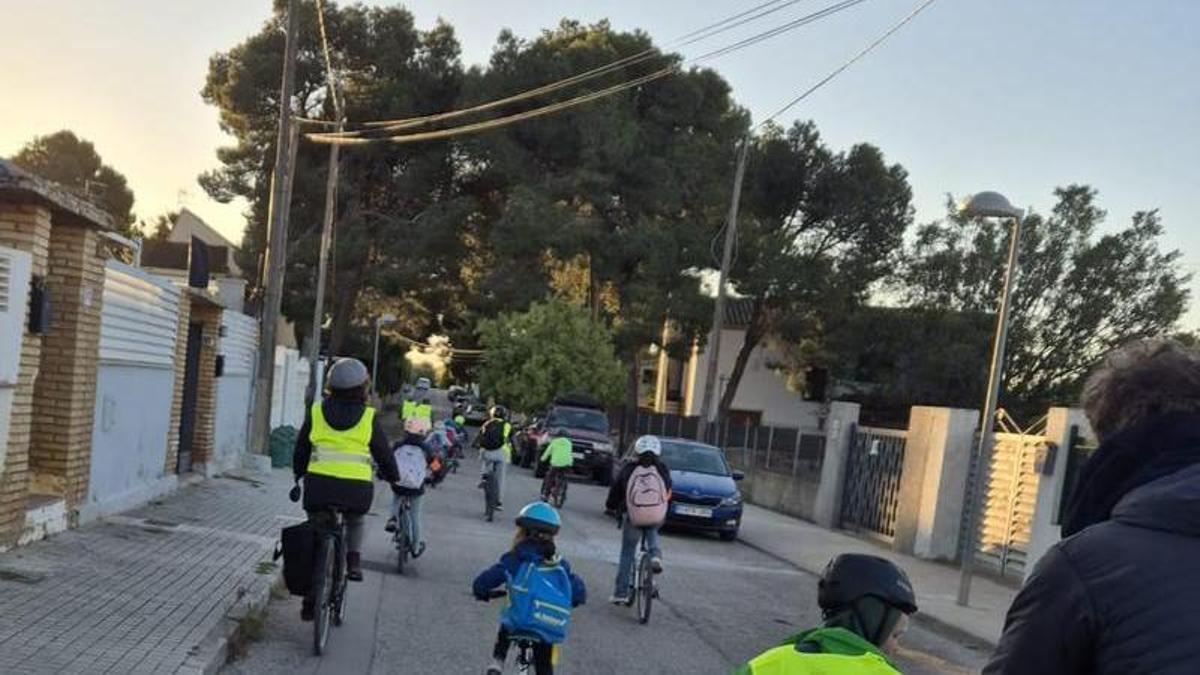 Bicibus impulsado por las familias y que llega a varias escuelas del barrio de la Canyada.