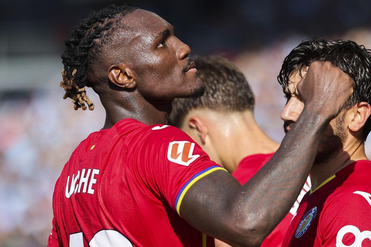 Christantus Uche celebra un gol con el Getafe.