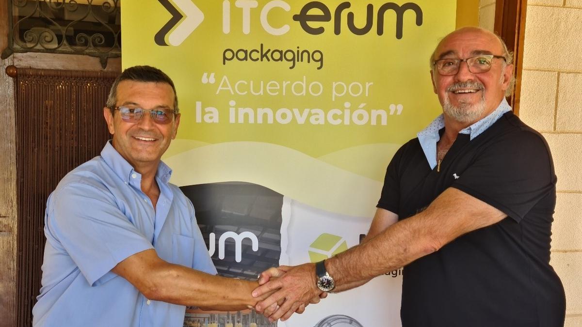 El presidente de ITC, Rafael Valls, y el CEO de Erum, Juan Manuel Erum, tras la firma del acuerdo.