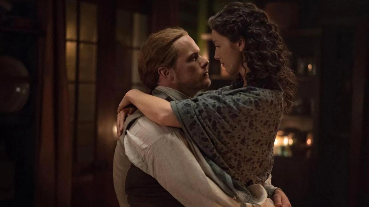 Fotograma de 'Outlander', aparecen los protagonistas