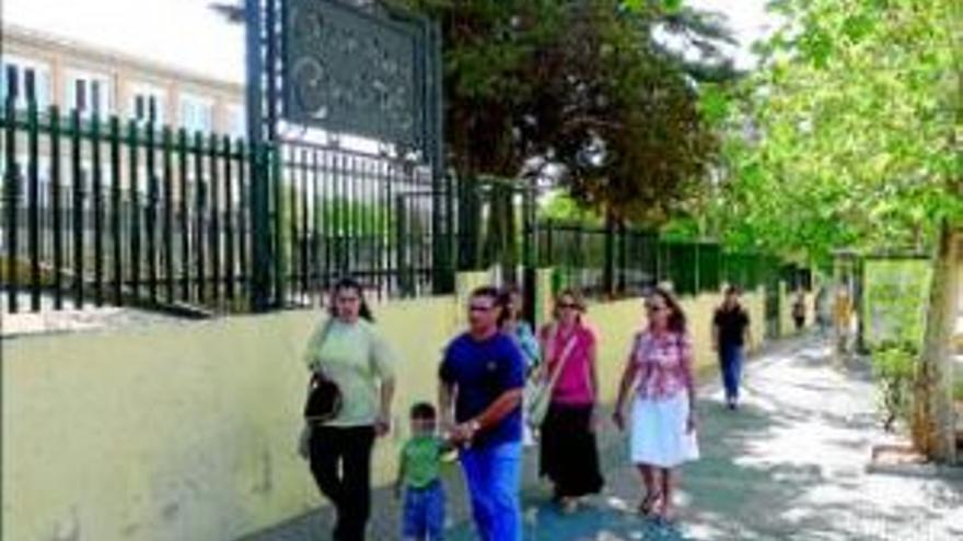 Protesta de los padres del colegioCervantes por la falta de un profesor