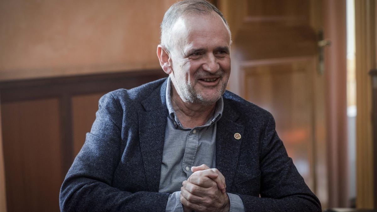 El rector durante un momento de la entrevista en su despacho en el edificio de Son Lladó.