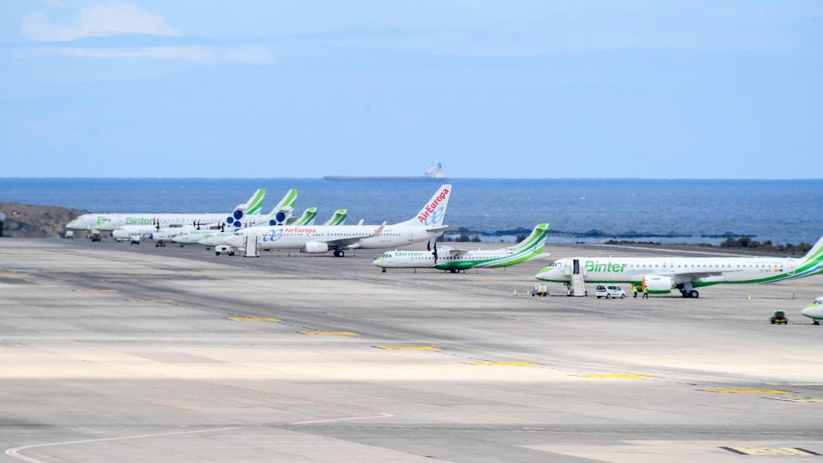 Aviones esperan en el aeropuerto de Gran Canaria