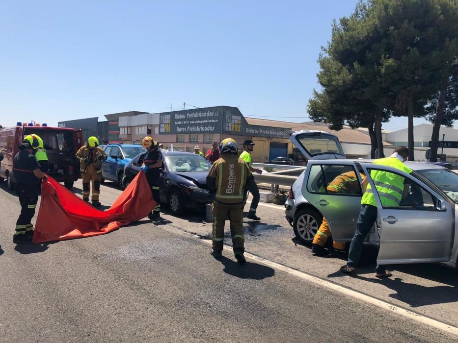 Un aparatoso accidente entre cuatro vehículos en Villena deja varios heridos