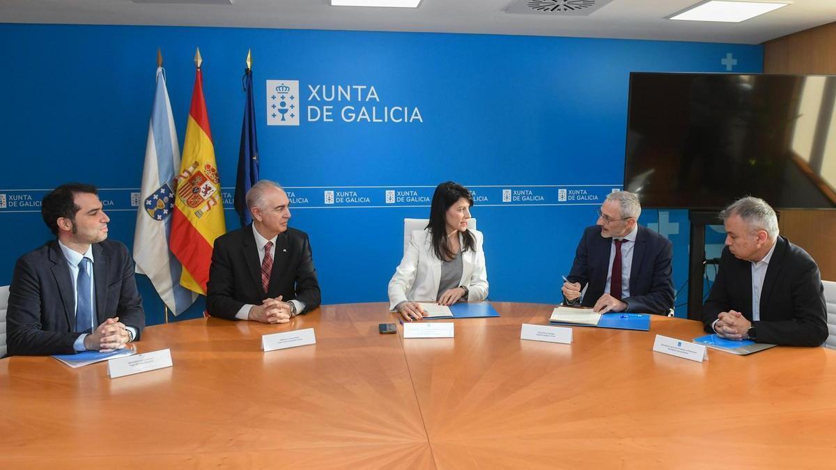 La conselleira de Vivenda e Planificación de Infraestruturas, María M. Allegue, rubricó hoy la renovación del convenio de colaboración con Abanca y Caja Rural.