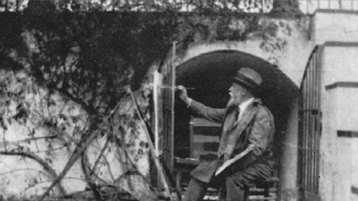Joaquín Sorolla, en una fotografía mientras pinta en uno de los patios de los Reales Alcázares de Sevilla.