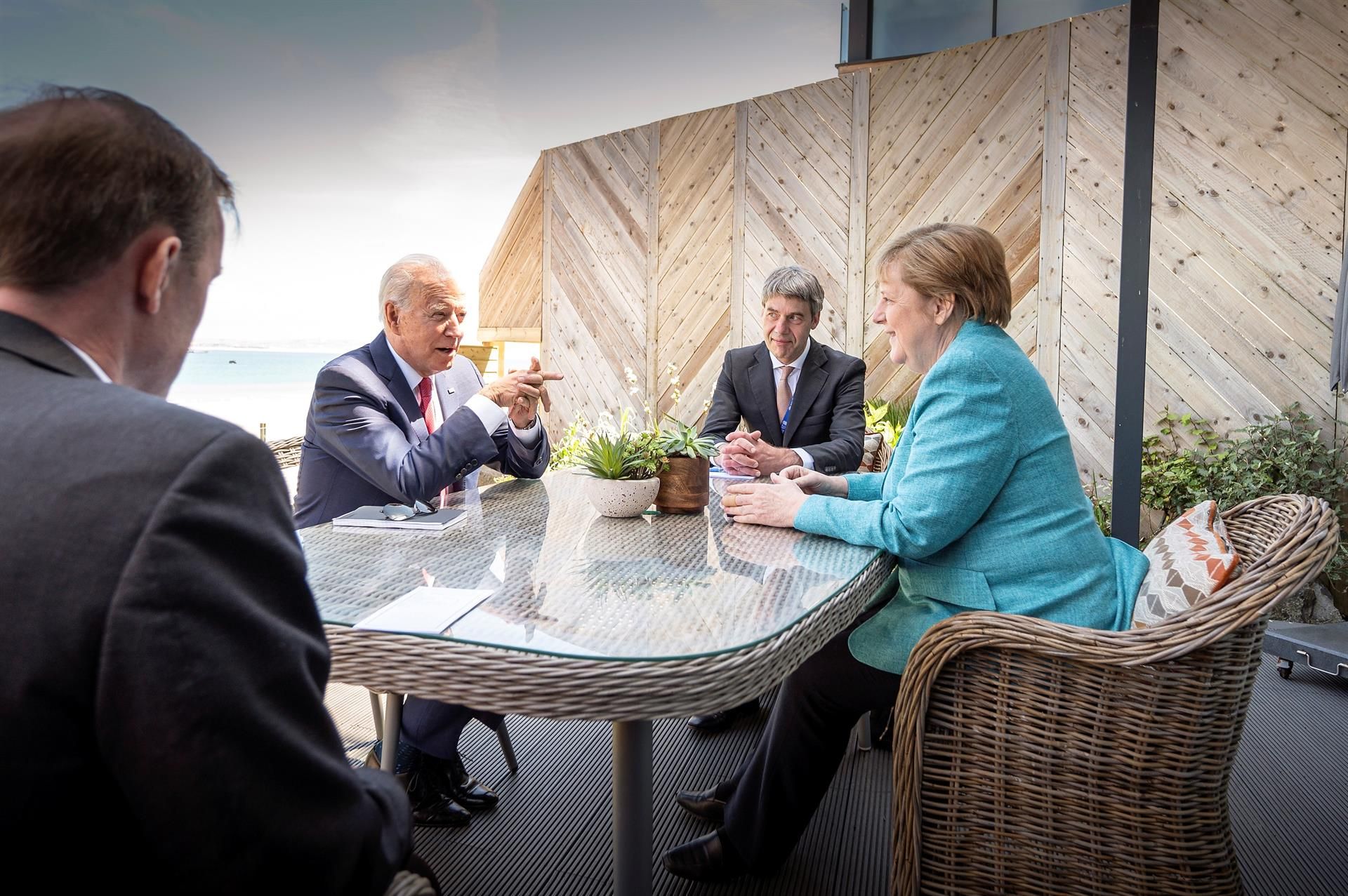 Biden, con la canciller alemana Angela Merkel durante la cumbre del G7 en Inglaterra.