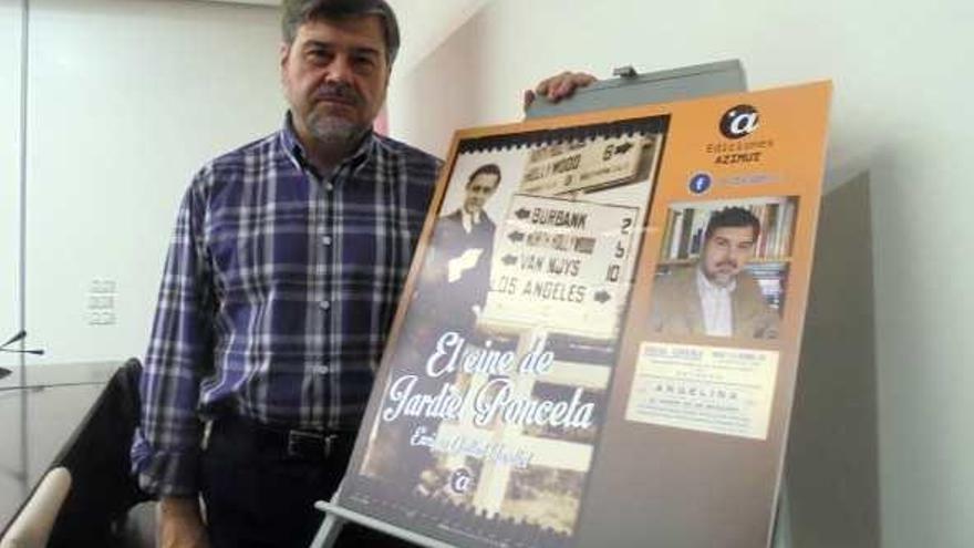 Enrique Gallud Jardiel, con un cartel de «El cine de Jardiel Poncela».