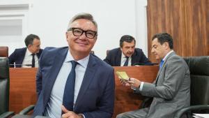 El vicepresidente de la Junta de Andalucía, Manuel Gavira, de Vox, en primer plano, con el presidente Juanma Moreno a su izquierda.